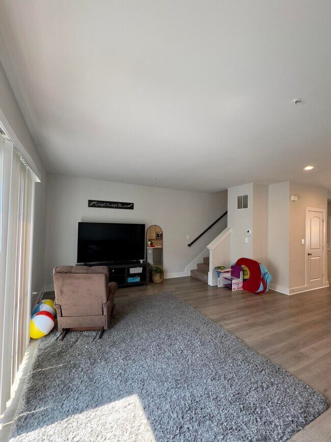 Building Photo - Charming 4 Bedroom/3.5 Bathroom in New WIn...