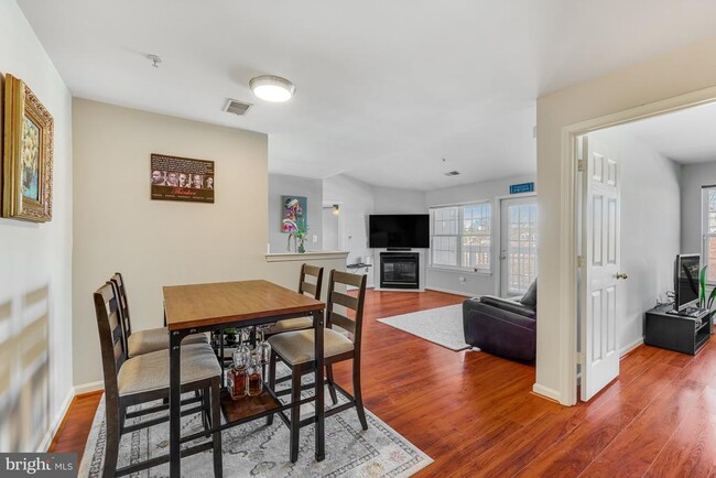 Building Photo - 521 Constellation Square SE