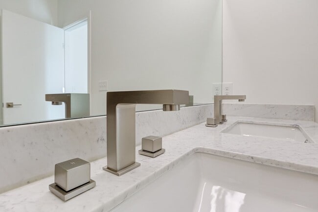 Building Photo - Luxury 3 Bed Townhome in Durham RTP