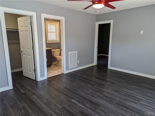 Building Photo - 5854 Reis Dr