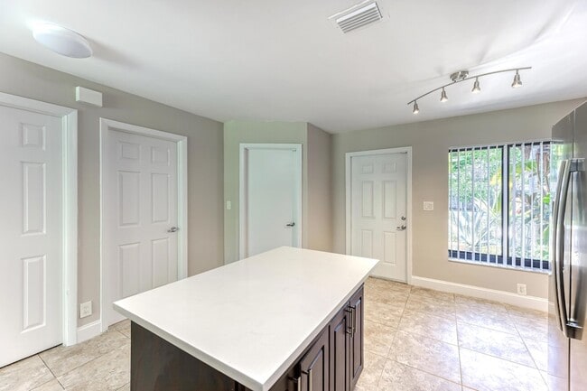 Building Photo - 660 Coventry St