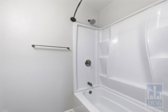 Building Photo - 3820 Southway Dr