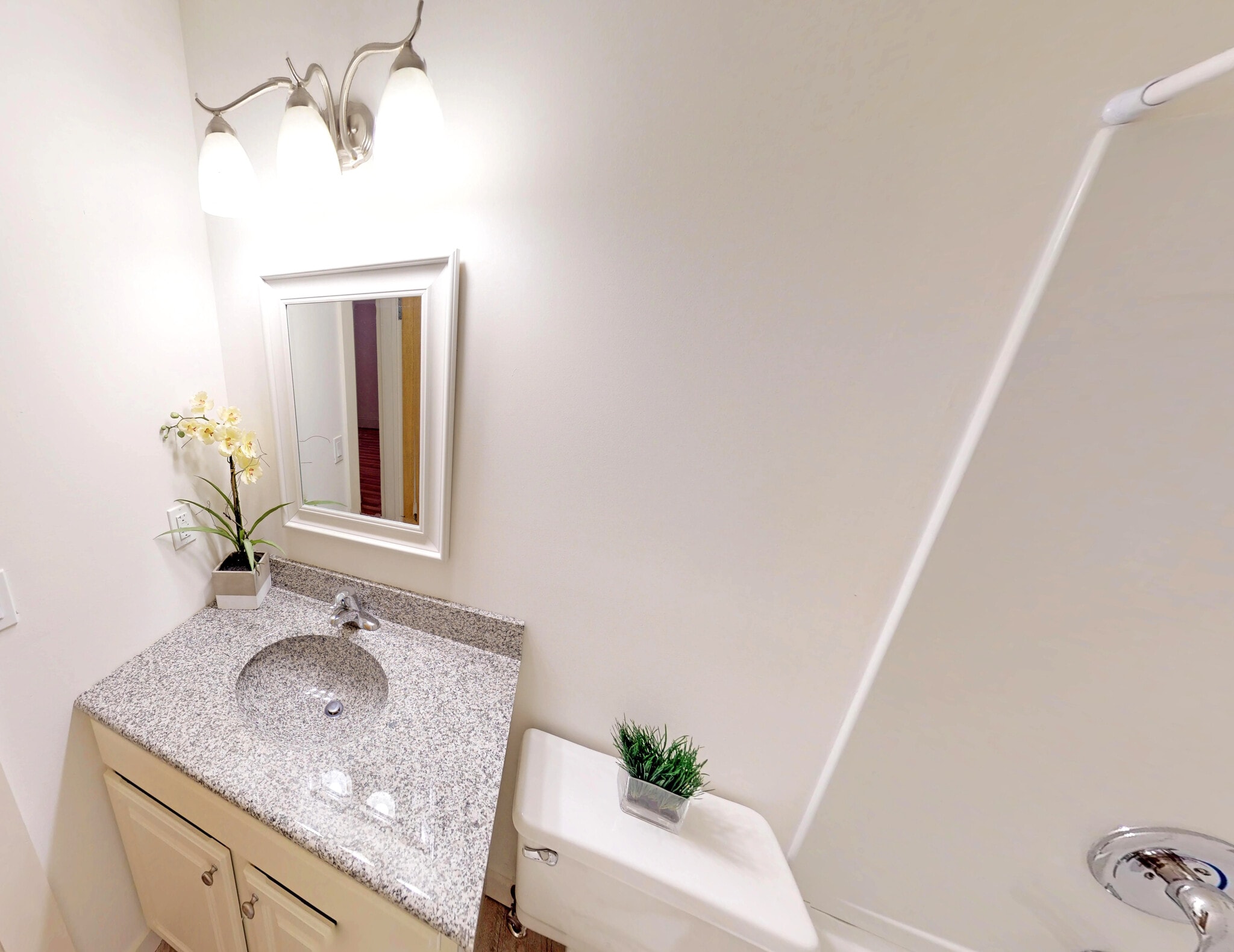 BATH - 517 W Edwards St