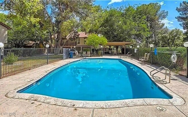 Building Photo - 3045 Pinehurst Dr