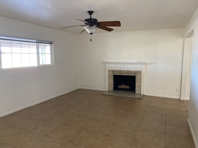Building Photo - 3 bedroom house with breezy backyard and v...