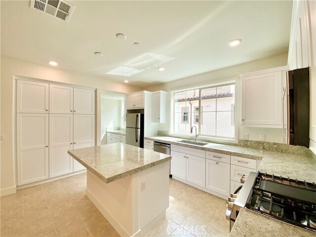 Building Photo - 18303 Iris Ln