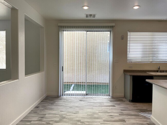 Building Photo - DARLING 3 BEDROOM, 2.5 BATH LOCATED IN GAT...
