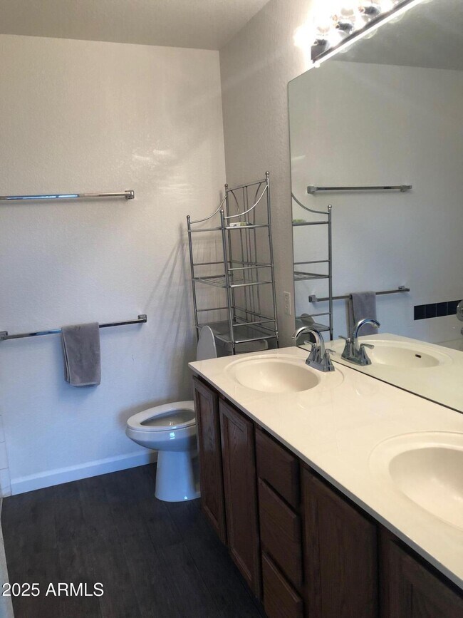 Building Photo - 735 E Baylor Ln