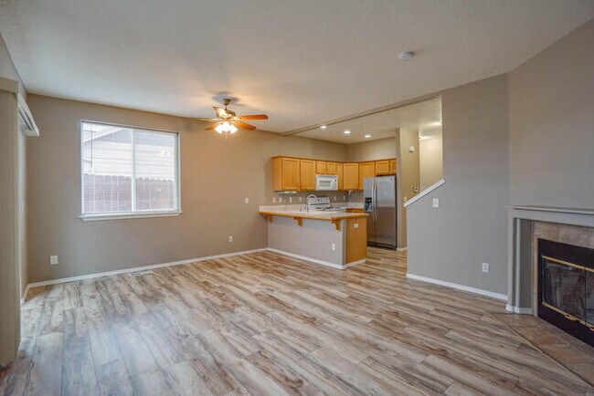 Building Photo - THREE BEDROOM TOWNHOME IN HAZEL DELL
