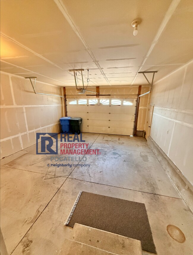 Building Photo - MOVE IN SPECIAL - 5 Bedroom 3.5 Bath Duplex - 2 car garag