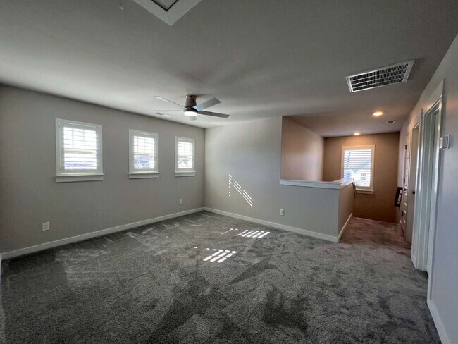 Building Photo - Luxury Living for Lease in Hendersonville!