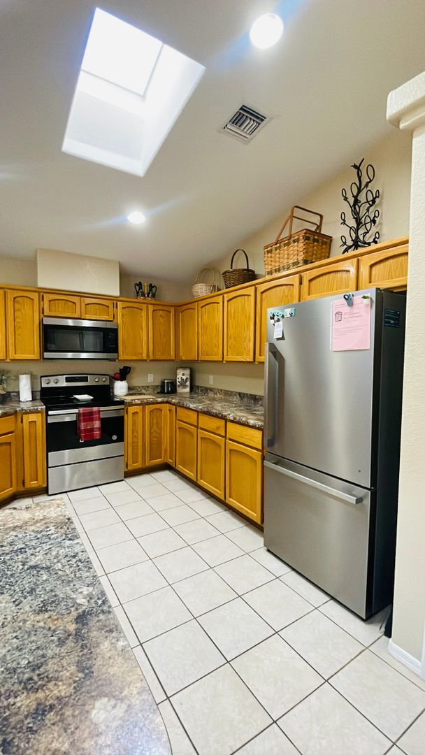 Building Photo - Fully furnished Rental Available Now