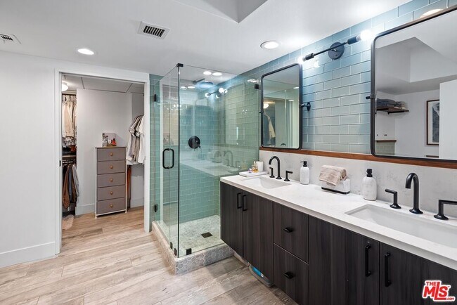 Building Photo - 13700 Marina Pointe Dr