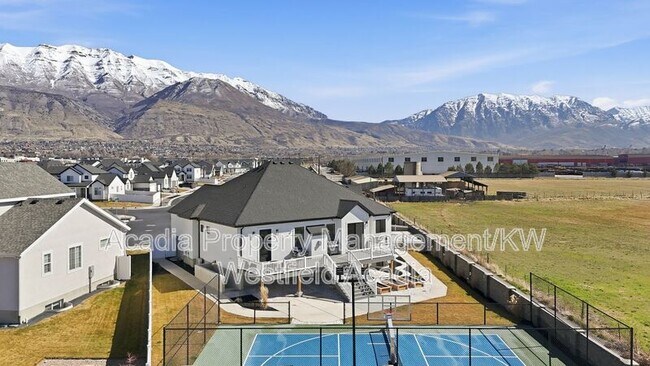 Building Photo - 1437 W Valley Dr