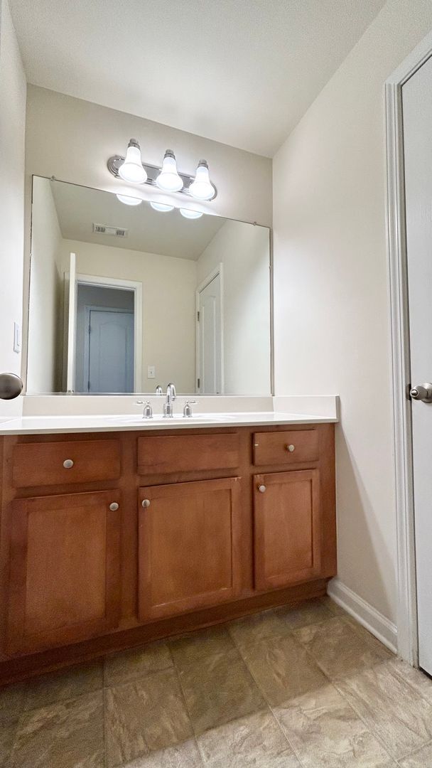 Building Photo - Alpharetta 4 Bedroom-3 Bathroom, Granite Counters, Stainless Appliances, Hardwoods