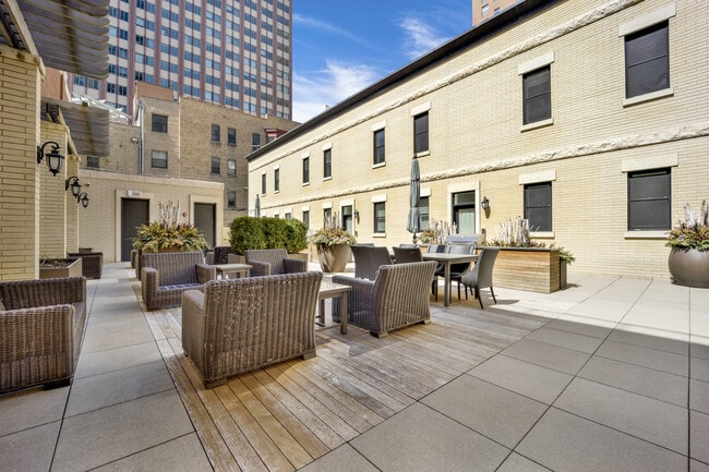 Building Photo - 832 N Clark St