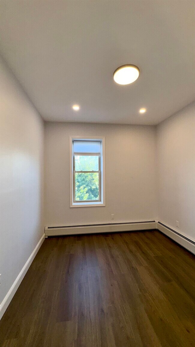 Building Photo - 76 Beacon Ave