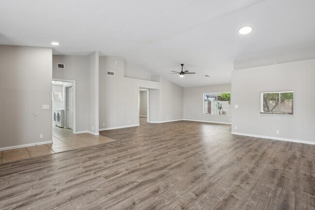 Building Photo - 8734 W Bloomfield Rd