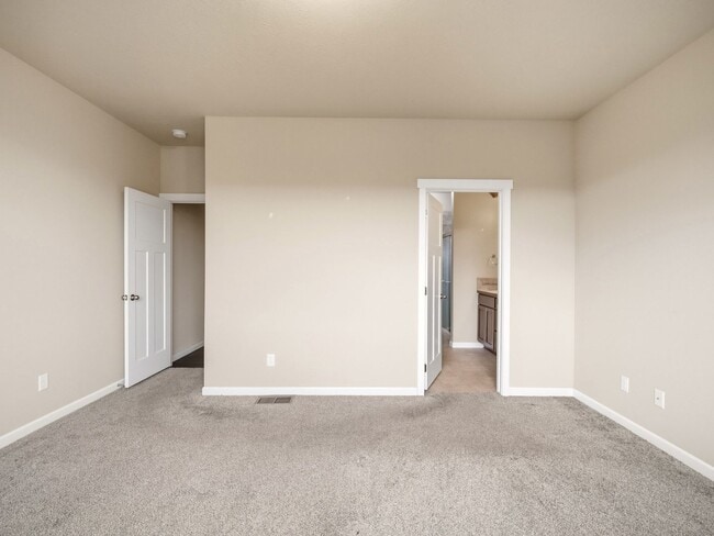 Building Photo - Spacious 5-Bedroom Home with Private Yard & Parking in Spokane