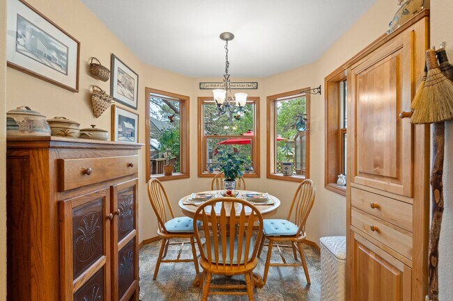 Building Photo - Cozy Green Mountain Falls Cottage