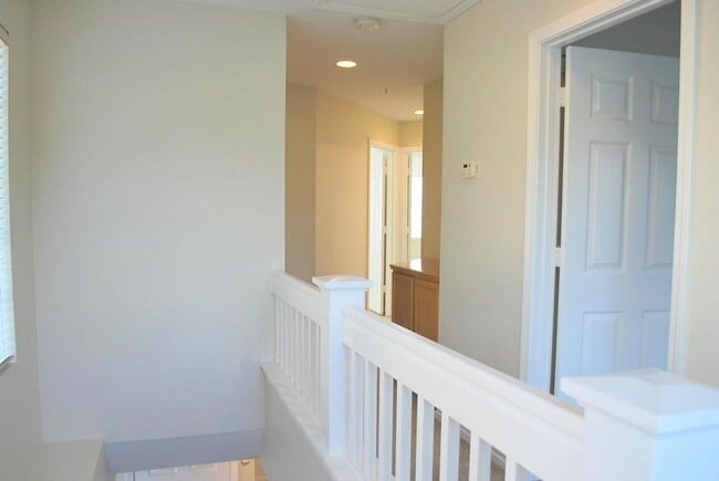 Building Photo - Bright & Modern Townhouse in Beautiful Danville! Close to Blackhawk Plaza!