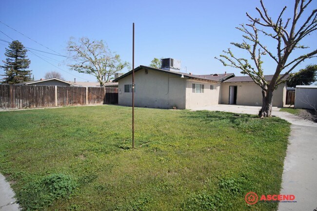 Building Photo - Cute Home Near Valley Plaza Mall!