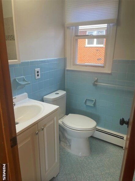 Building Photo - 370 Henry St