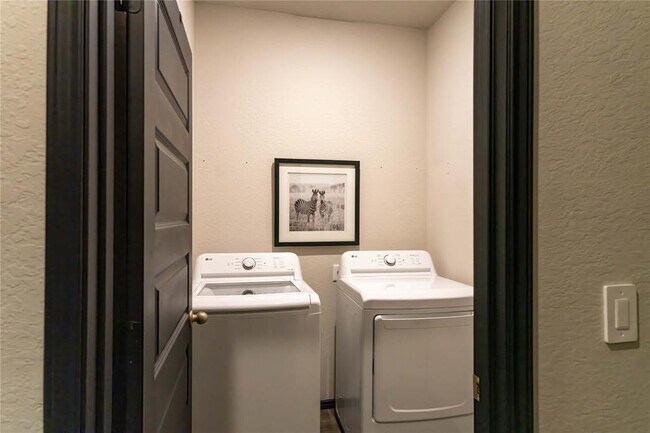 Building Photo - 648 Jennifer Wy