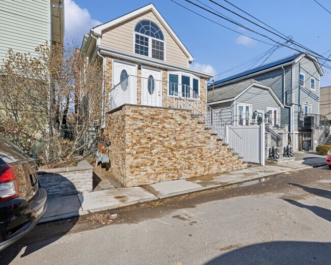 Building Photo - 102-23 164th Dr