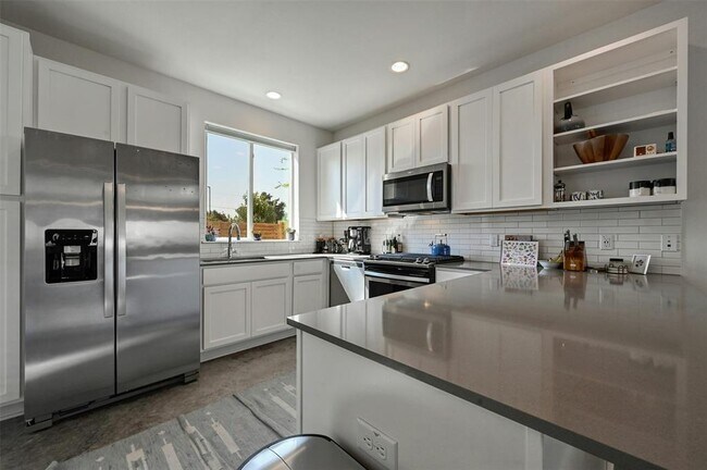 Building Photo - 801 N Bluff Dr
