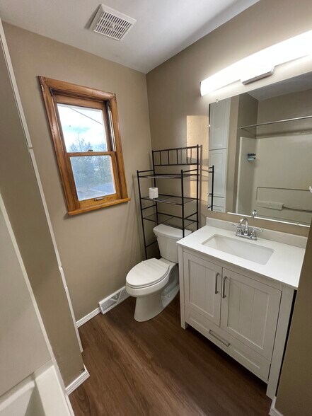 Upstairs bathroom - 8451 Pleasantwood Ave NW