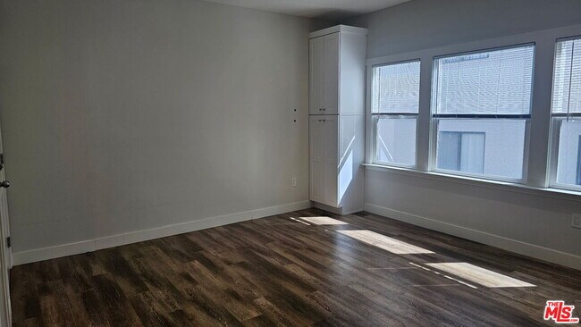 Building Photo - 833 S Catalina St