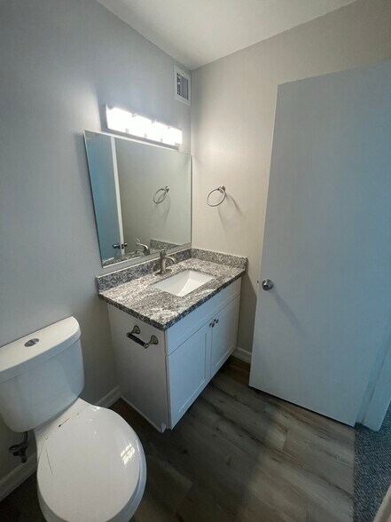 Master bathroom1 - 225 N Standage