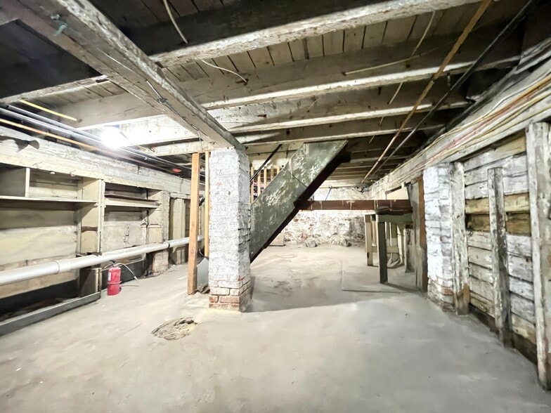 Building Photo - 400 Forest St