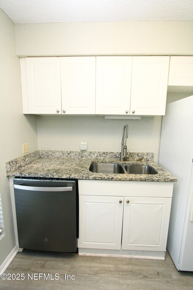 Building Photo - 10200 Belle Rive Blvd