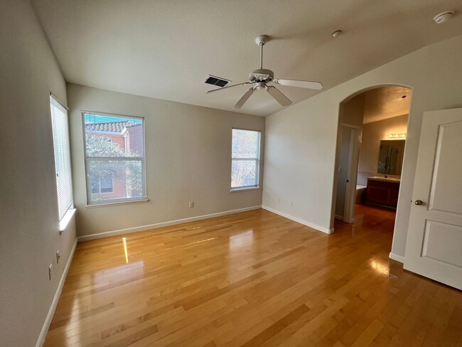 Building Photo - SPACIOUS FOUR BEDROOM HOUSE IN HAMILTON