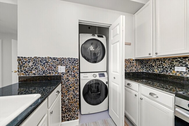 Building Photo - 400 W Ontario St