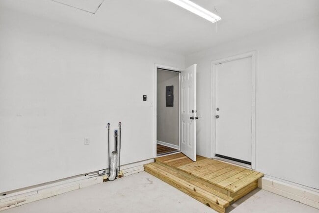 Building Photo - Newly Remodeled Hubert Home