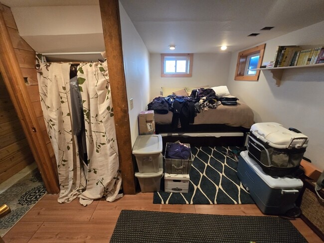 Building Photo - 417 E Tamarack St