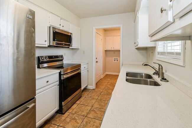 Building Photo - 5819 Garden Ridge Dr