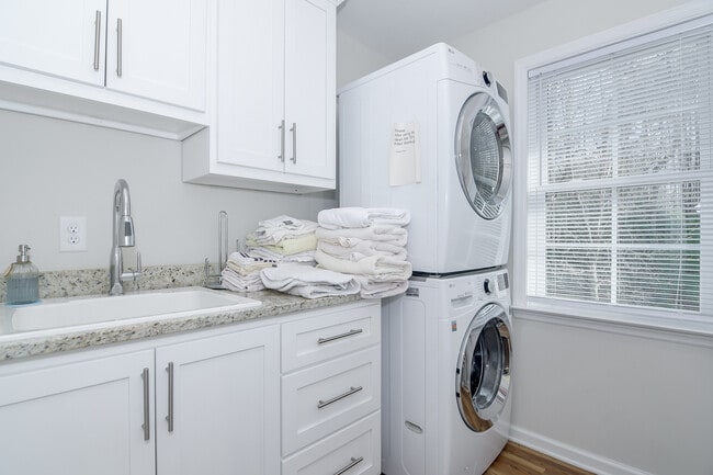 Building Photo - 4117 Knollcrest Cir N