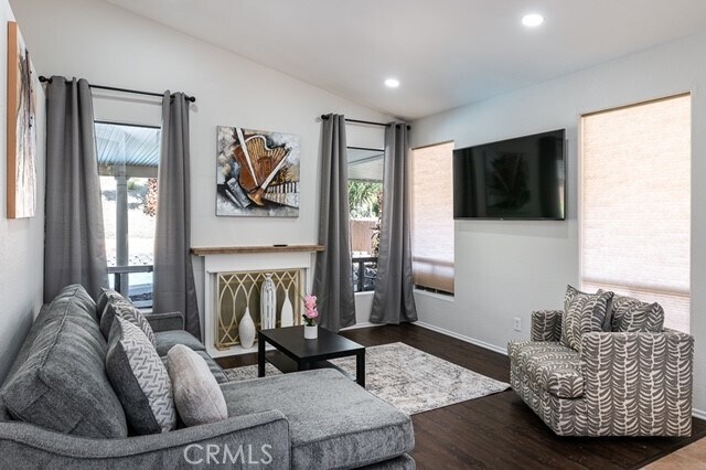 Building Photo - 9574 Vía Real