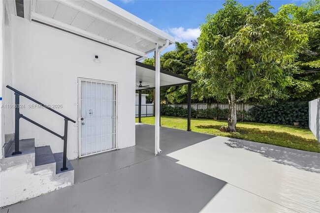 Building Photo - 2244 SW 10th St