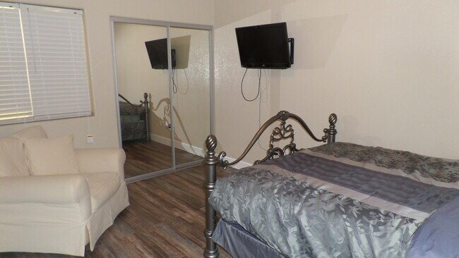 Building Photo - VACATION RENTAL - Condo on the River