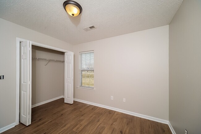 Building Photo - 467 Shady Ln