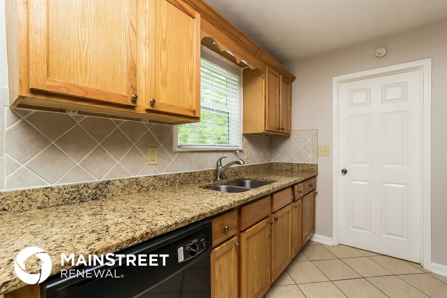 Building Photo - 8560 Glenwoods Dr