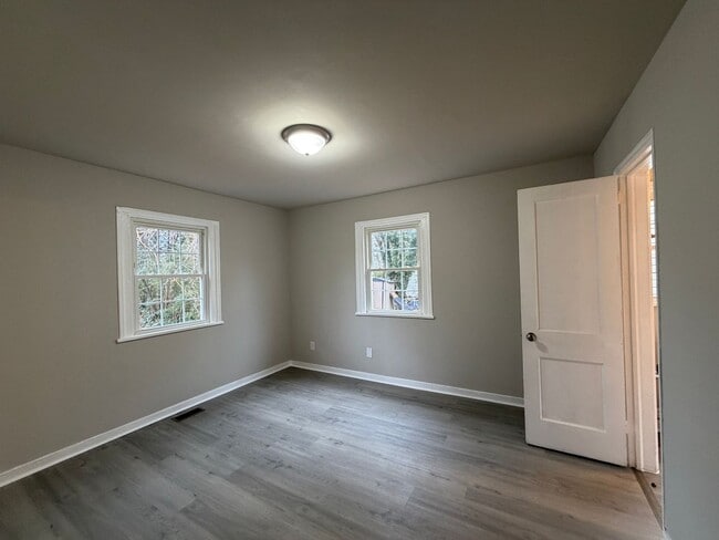 Building Photo - Charming 2 bedroom 1 bath cottage