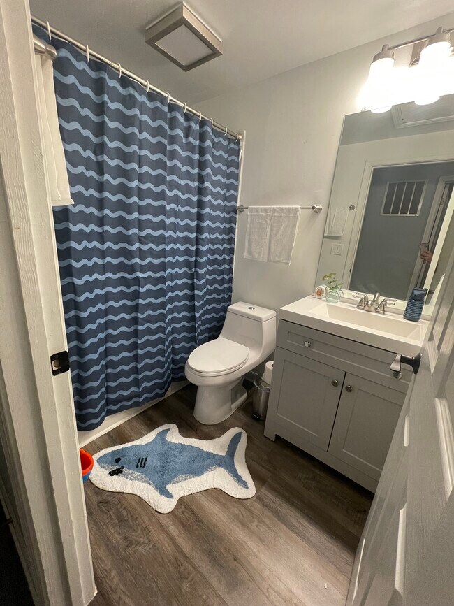 Upstairs full bath - 3345 Canton Ct
