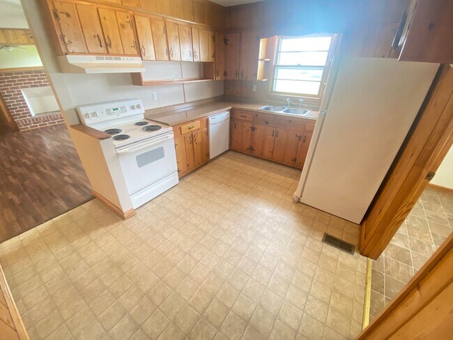 Building Photo - 404 Vosswood Dr