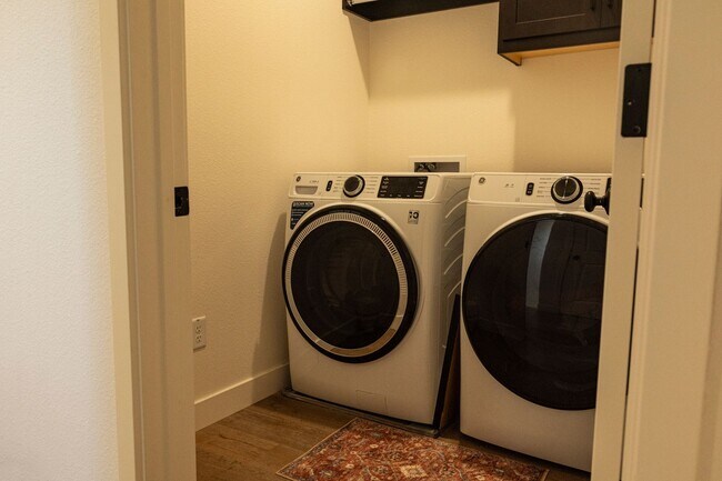 Building Photo - 3 bedroom | 2.5 bathroom | Crocker Village Single Family Home